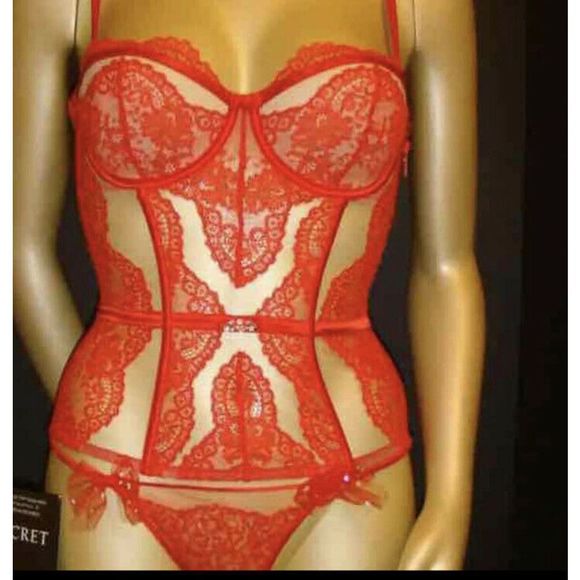 Victoria's Secret DESIGNER COLLECTION 34B,34C CORSET SET S,M thong RED lace